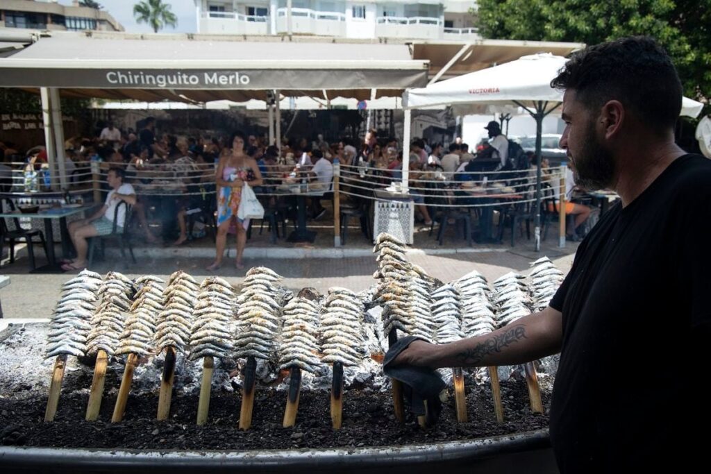 Spaniards earn 18 euros for each hour of work, six less than the European average and 13 less than Germany Spaniards earn 18 euros for each hour of work, six less than the European average and 13 less than Germany