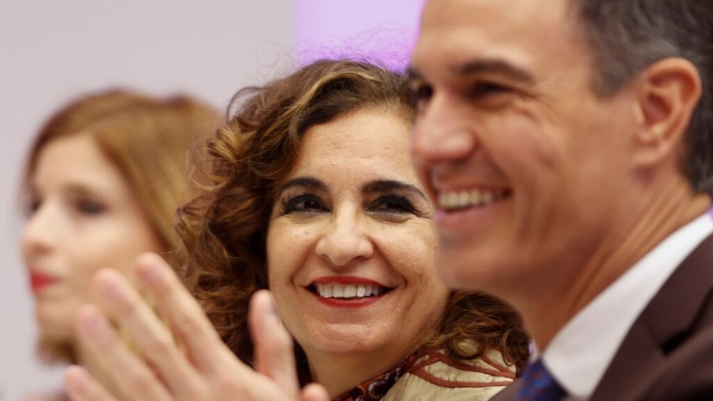 The middle class already pays more than 50% of its salary to the Treasury after Sánchez’s 69 tax increases The middle class already pays more than 50% of its salary to the Treasury after Sánchez's 69 tax increases