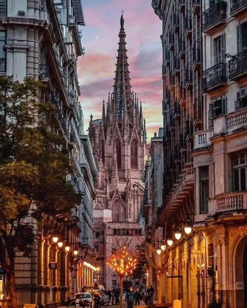 Streets of Barcelona 😍 Very pretty