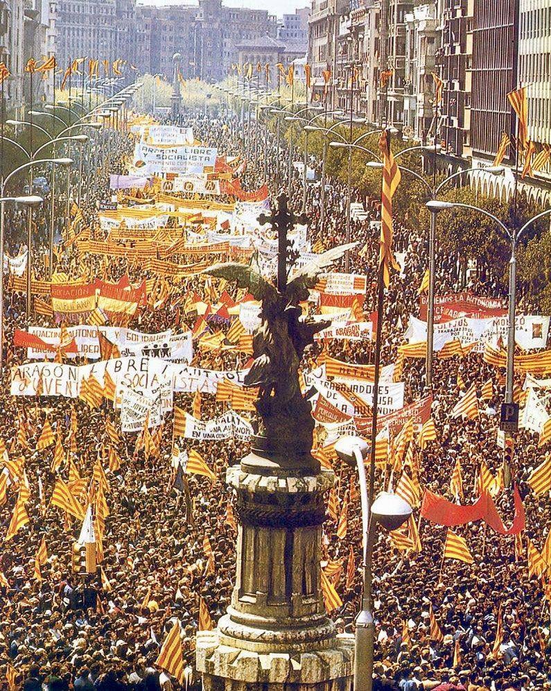 Good Sant Chorche and happy Aragon Day!  Bon Sant Jordi and happy Aragó Day!  In the photo, the 1978 protest in Zaragoza in which 150,000 protesters demanded the status of an autonomous community for Aragón.