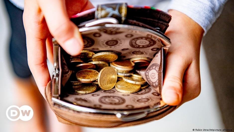Spain busts counterfeit ring behind fake euro coins