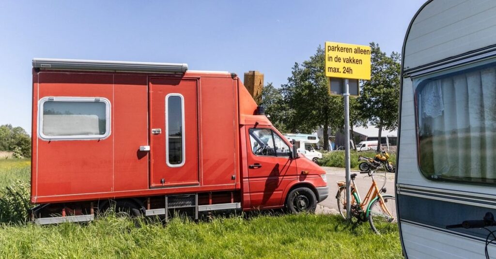 Standing in the parking lot with your camper van to escape the rat race: ‘If you just stand somewhere, a boa will immediately knock on your door’ Standing in the parking lot with your camper van to escape the rat race: 'If you just stand somewhere, a boa will immediately knock on your door'