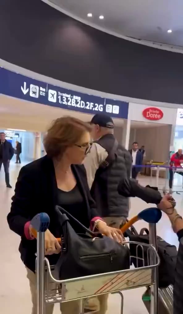 Georgian MP who voted for the Russian Law at the Paris Airport being confronted by a Georgian: “Why are you in Paris where the “agents” are financed from?”