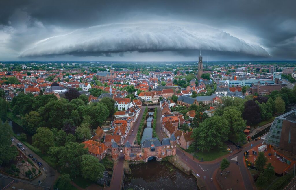 Spectacular shelf cloud over Amersfoort last night