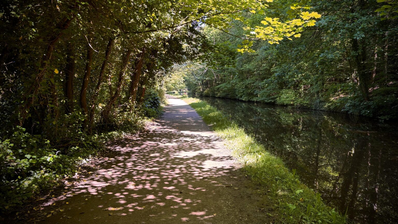 A beautiful British bank holiday walk along the Leeds and Liverpool canal