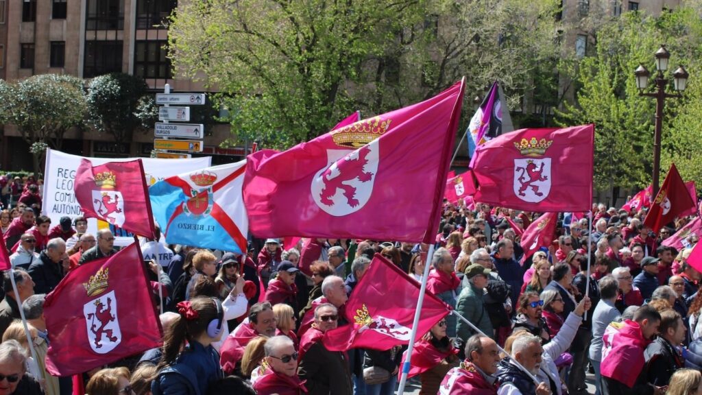 León begins the procedures to separate from Castilla and become the eighteenth autonomous community