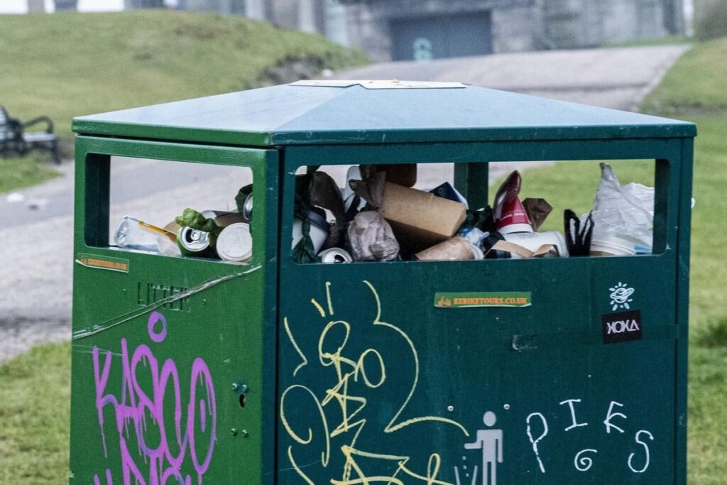 Edinburgh litter: £100 prizes for taking photo of yourself putting rubbish in a litter bin Edinburgh litter: £100 prizes for taking photo of yourself putting rubbish in a litter bin