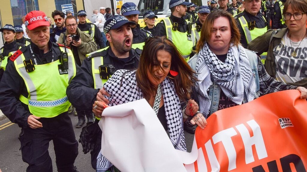 Cops arrest pro-Palestinian counter protesters as Tommy Robinson leads thousands-strong march through London against ‘two-tier’ policing Cops arrest pro-Palestinian counter protesters as Tommy Robinson leads thousands-strong march through London against 'two-tier' policing