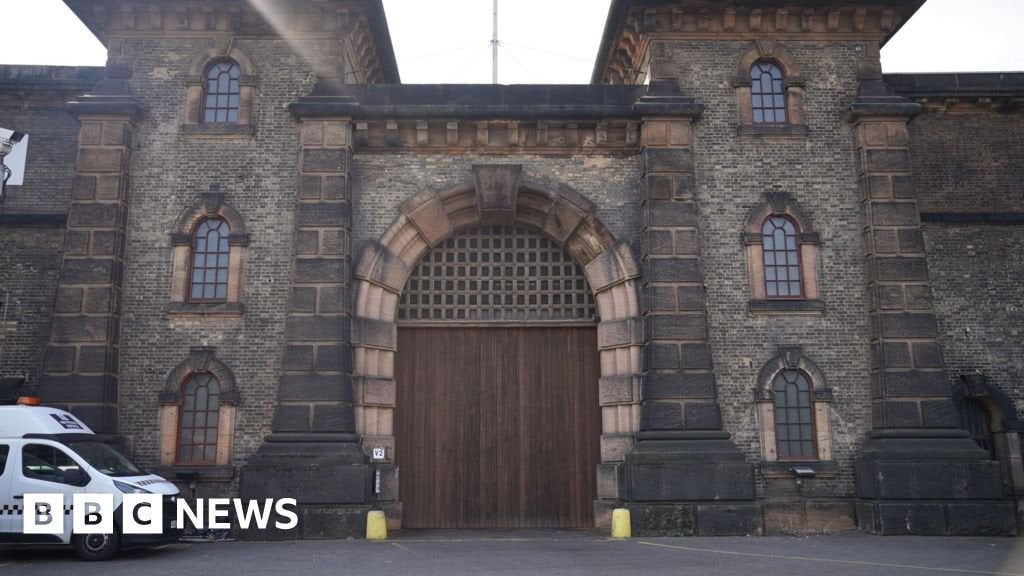 Wandsworth: Woman arrested over alleged inmate sex video
