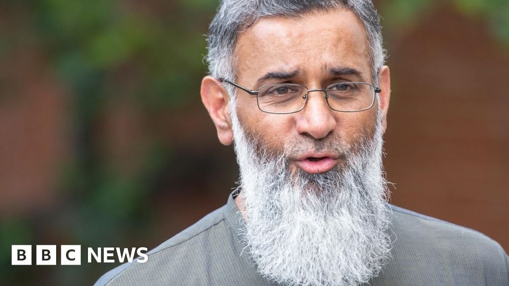Anjem Choudary: Radical preacher directed banned group, court hears