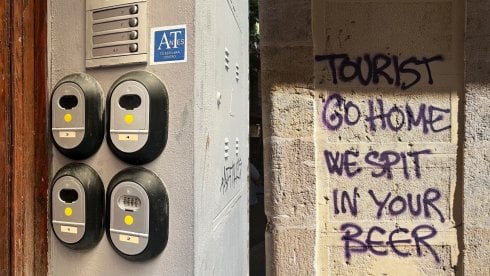 Spain plans nationwide crackdown on tourist flats: Locals will be given the right to veto Airbnb-style lets - Olive Press News Spain