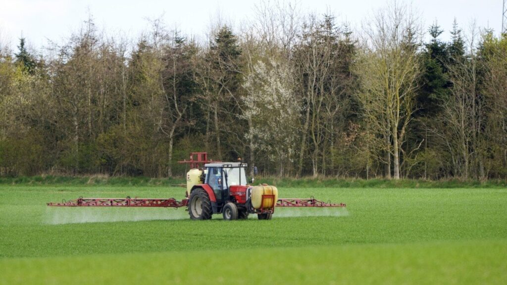 Danish Business reaches out after agriculture: Pollutes so much that it puts the business community on edge [Landbruget udleder så meget kvælstof, at man ikke efterlader plads til, at virksomheder også kan udlede, mener Dansk Erhverv]