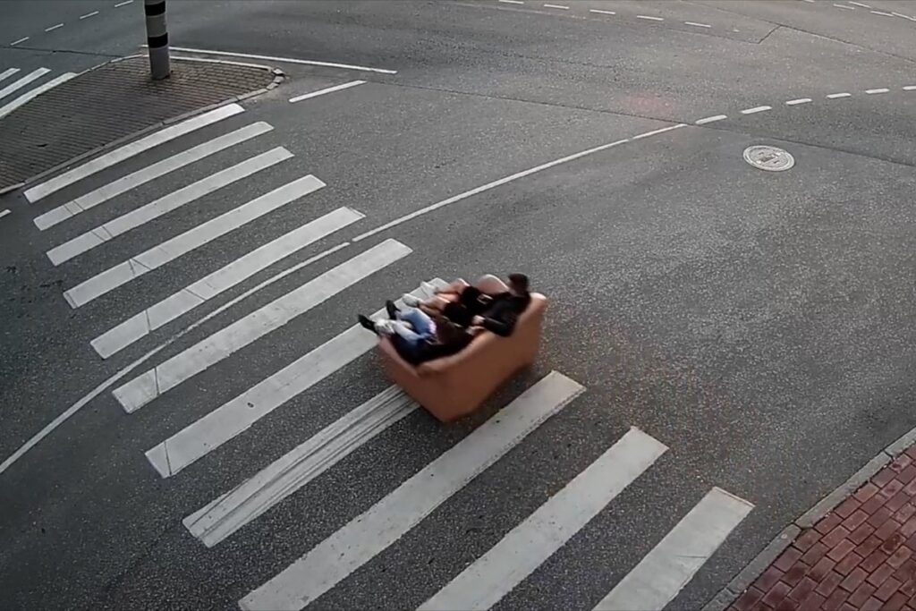 The men who rallied around Tallinn in a sofa vehicle were taken off the track