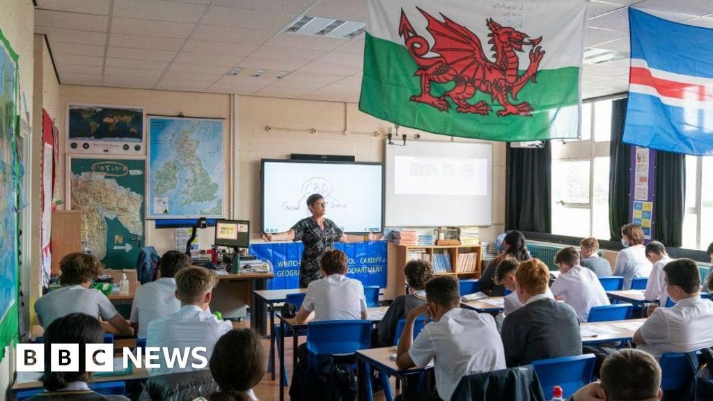Welsh language: Bill aims to put million Welsh speakers target in law