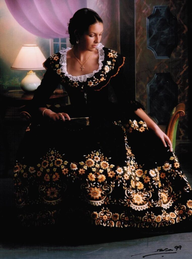 Valencian clothing beyond the stereotypical fallera costume