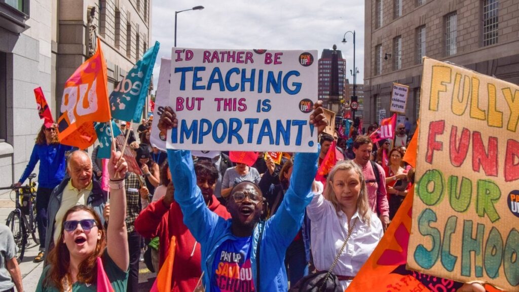 Teachers and nurses should get 5.5% pay rise, ministers told
