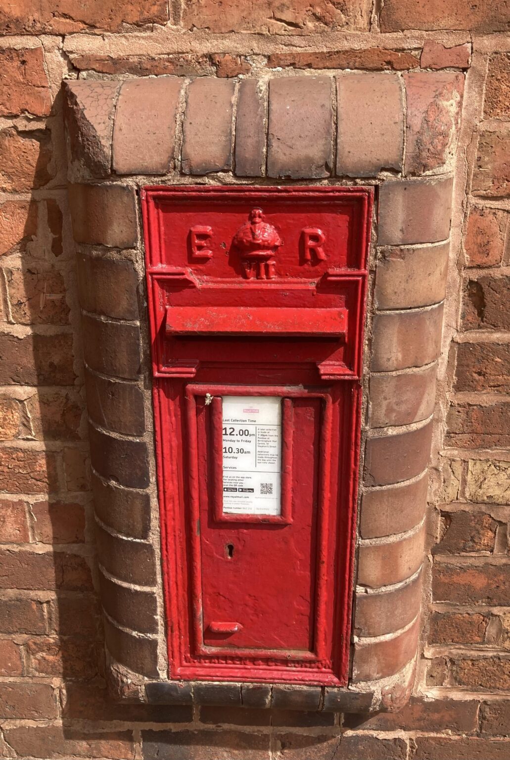 I randomly spotted a George VII postbox today! Due to his short reign there are fewer than 200 of them.