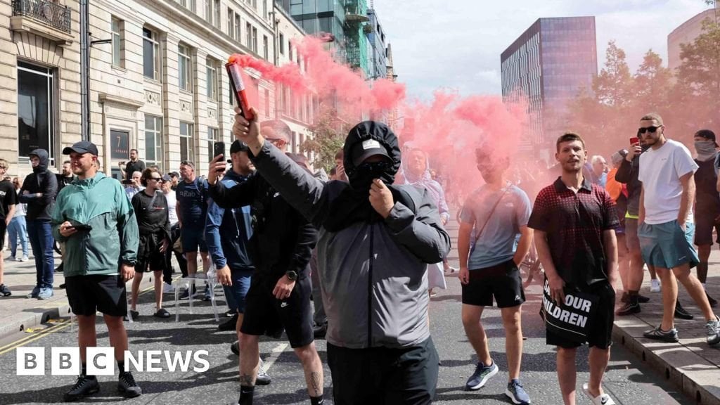 UK protests: Keir Starmer backs police to keep streets safe from 'extremists'
