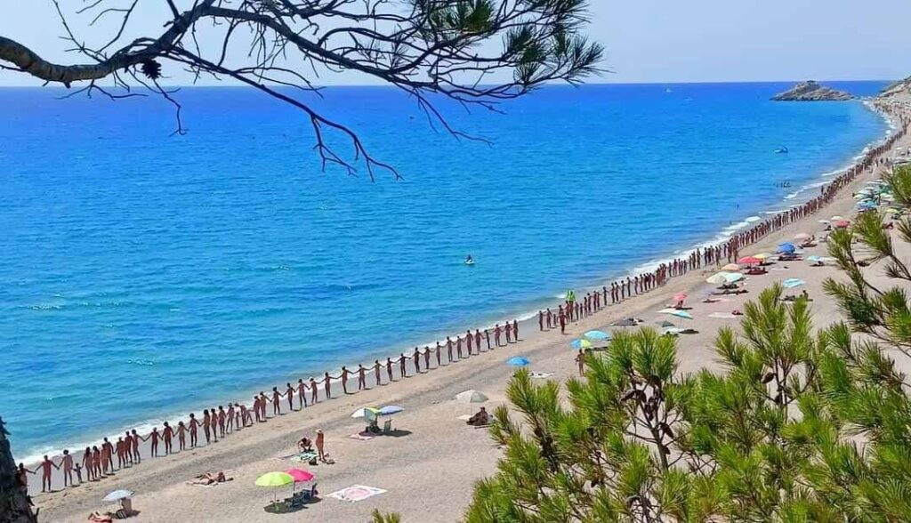 More than 700 people form a nudist human chain on Torn beach (Tarragona)