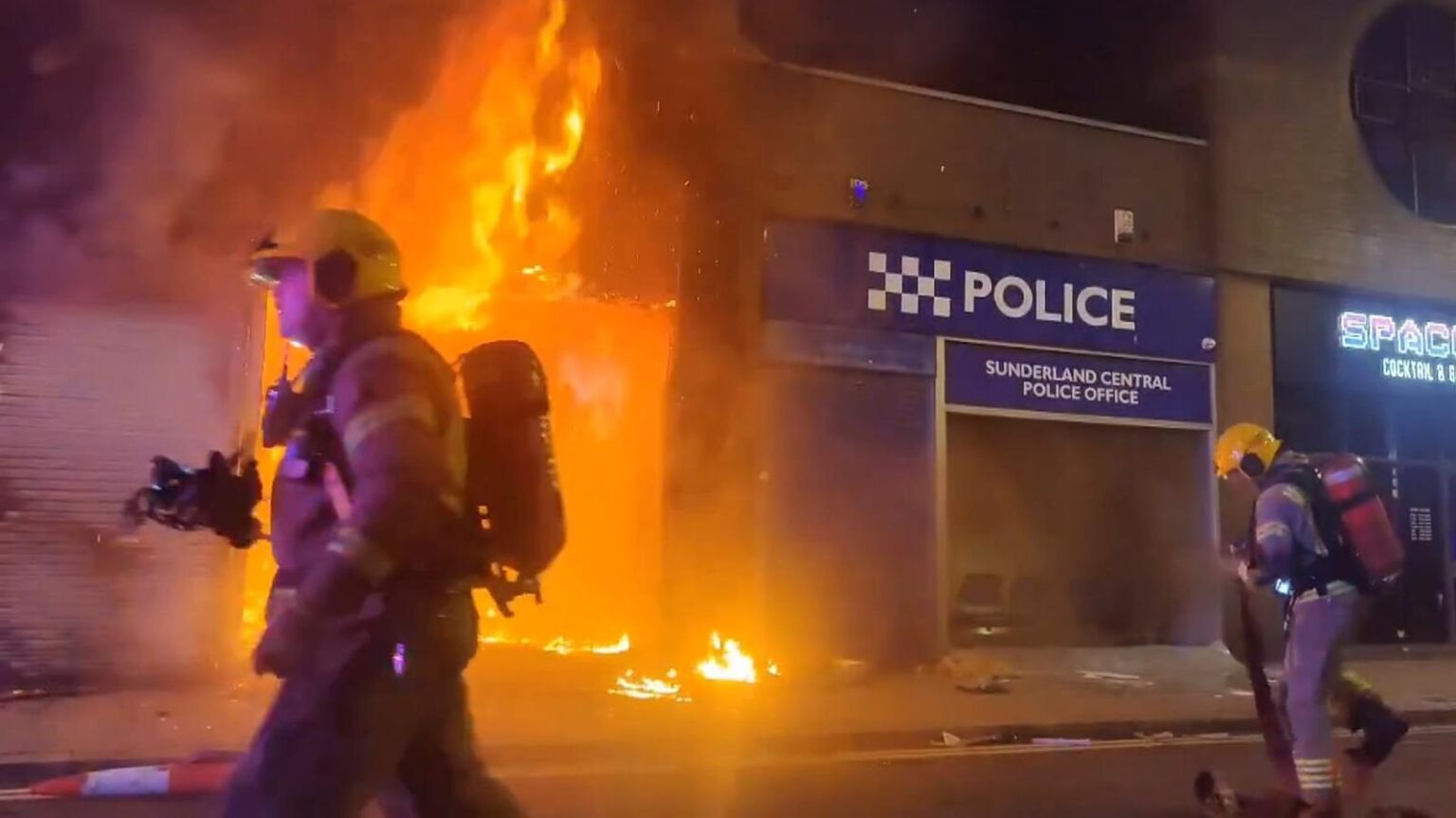 Southport latest: Tempers flare as crowds standoff in Leeds while protesters ordered to leave Manchester and Blackpool