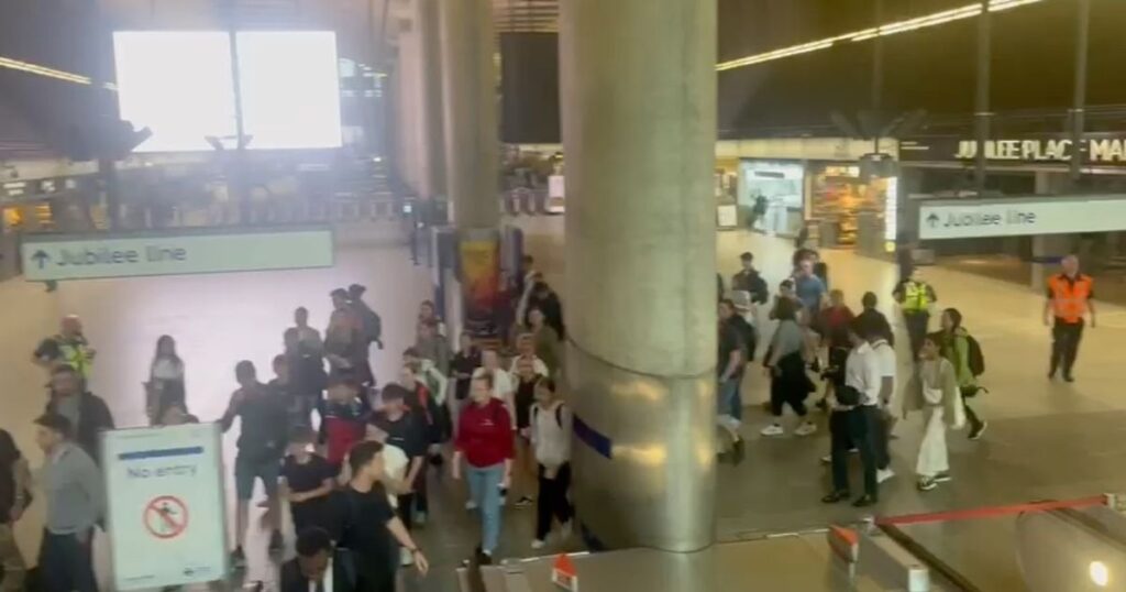 London Canary Wharf tube station evacuated as police shout ‘get out as quick as you can’ London Canary Wharf tube station evacuated as police shout 'get out as quick as you can'