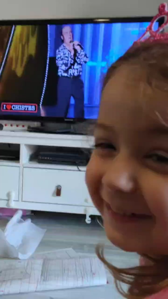 My little girl, half English, half Spanish, discovering Chiquito de la Calzada. "He can't, he can't." 😂😂❤️❤️