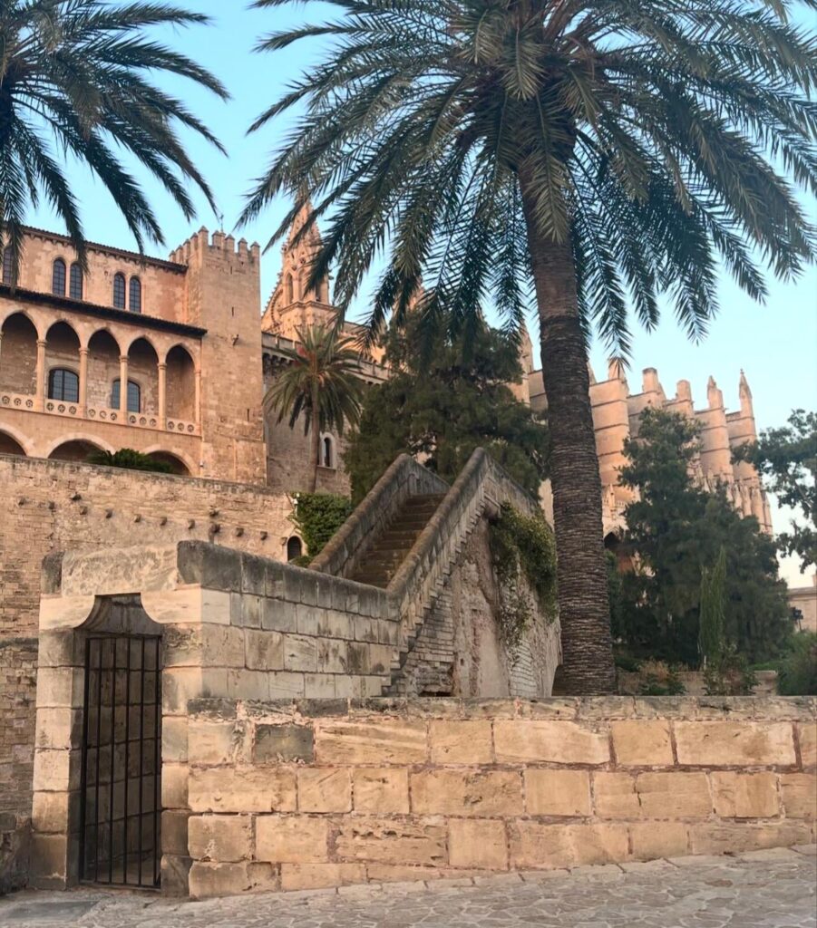 Palma got such beautiful buildings, can't believe I didn't book my stay for atleast a week