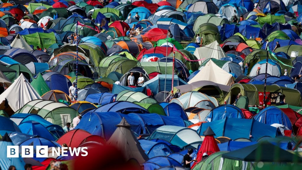 Leeds Festival: Tent salvagers told not to donate to homeless - BBC News