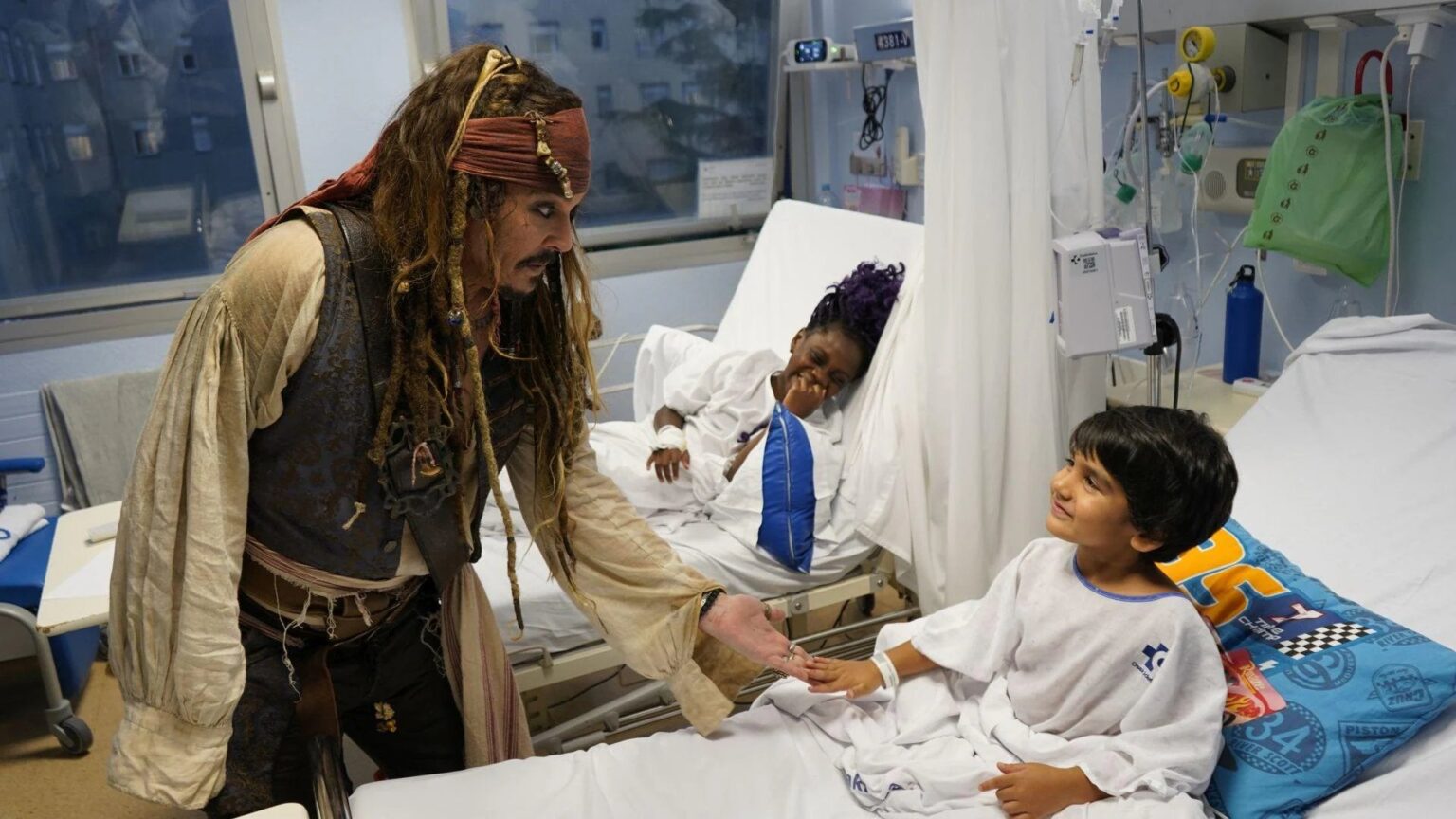 Johnny Depp surprises the children of the Donostia Hospital dressed as Jack Sparrow