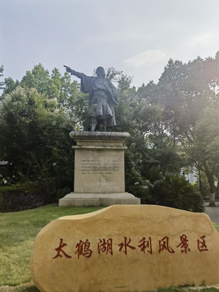 I came across a statue of Christopher Columbus in my hometown in China and found it curious.