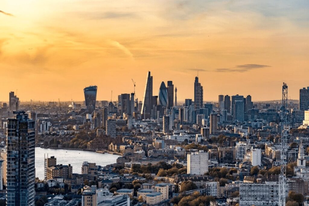 London edges closer to New York in battle for financial centre top spot