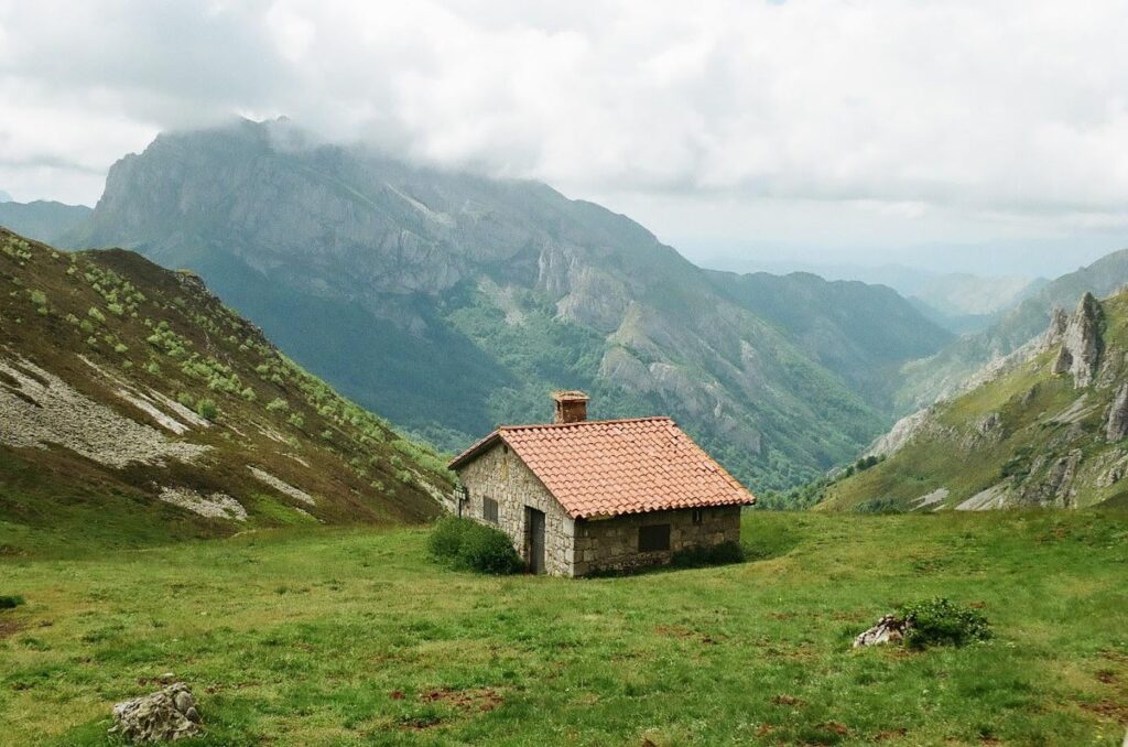 Frade Refuge, León. If you want to see more of my photos and read my writing from my trip through northern Spain, I'll leave the link below!