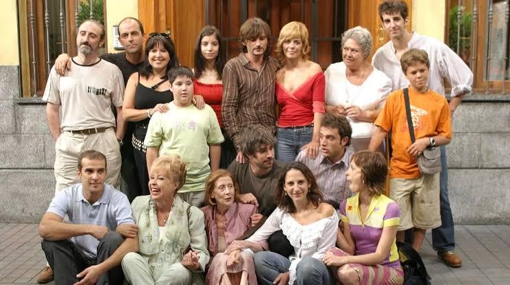 Today, 21 years ago... Antena 3 premiered the series 'Aquí no hay quien viva' (There's No One Living Here). One of the most popular series in the history of Spain. It had an average audience of 6,030,000 viewers and a 33.8% audience share.