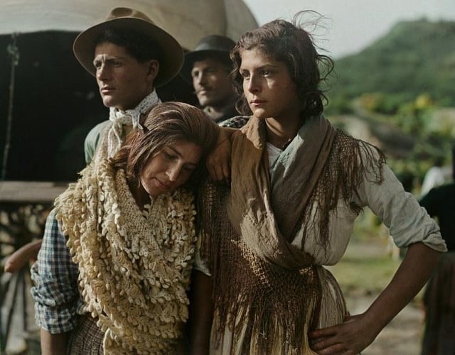 Gypsies in the Somorrostro neighborhood of Barcelona, ​​c.1929 (in original + colored version), photographer Antoni Arissa and Asmarats