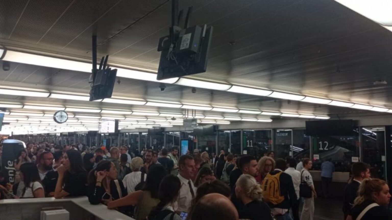 Chaos at Atocha station due to delays of up to three hours on trains to Toledo and Ciudad Real: “It’s a disaster” Chaos at Atocha station due to delays of up to three hours on trains to Toledo and Ciudad Real: "It's a disaster"