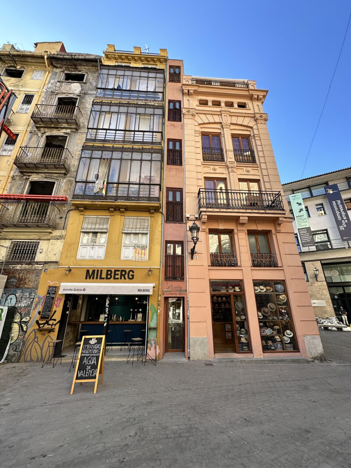 The world’s thinnest house… in Valencia, Spain