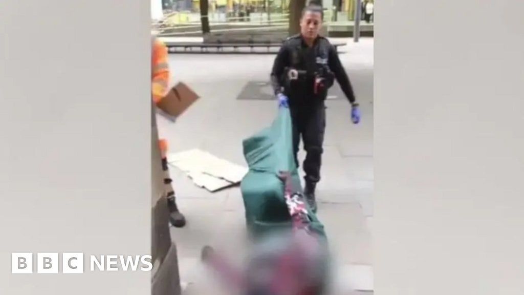 Manchester: PC who trod on homeless man faces no further action - BBC News