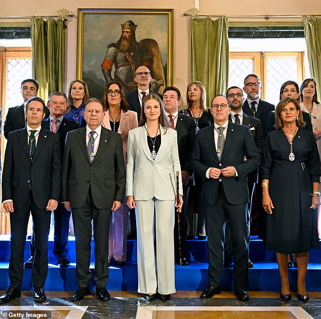Leonor looked cheerful as she posed for photographs with Mayor Alfredo Canteli and local representatives after receiving the title