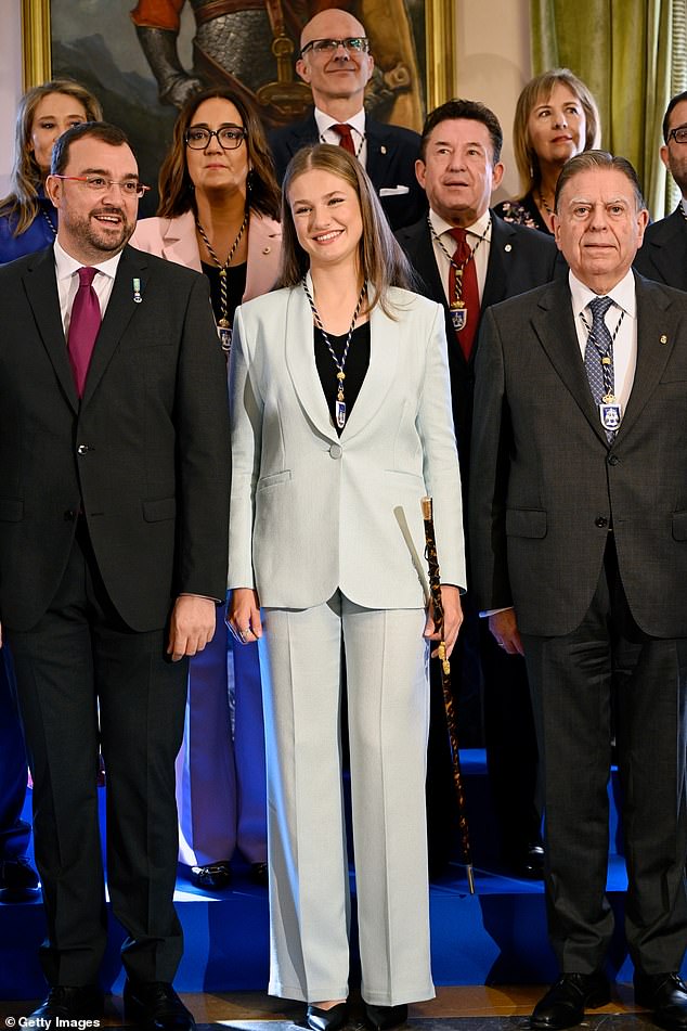After receiving the title, Leonor posed for photographs with Mayor Alfredo Canteli (pictured front left) and local representatives