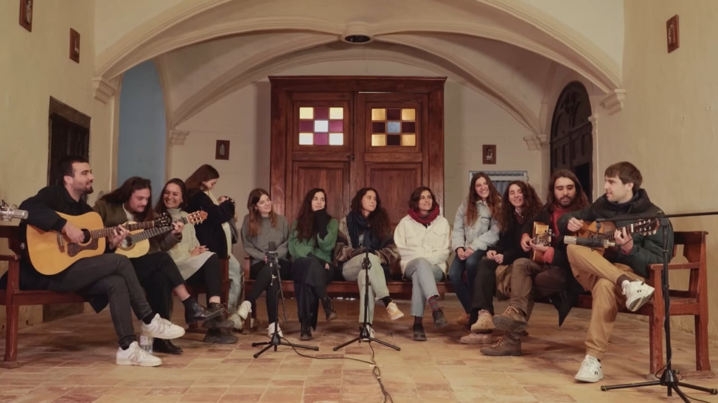 Portuguese artist Maro represented her country in the 2022 Eurovision with the song, "Saudade saudade". In this video filmed in the town of Avinyó, she is accompanied by some of the best vocalists of Catalonia. As a bonus, her song "Oxalá" filmed in Barcelona with two Catalan guitarists.