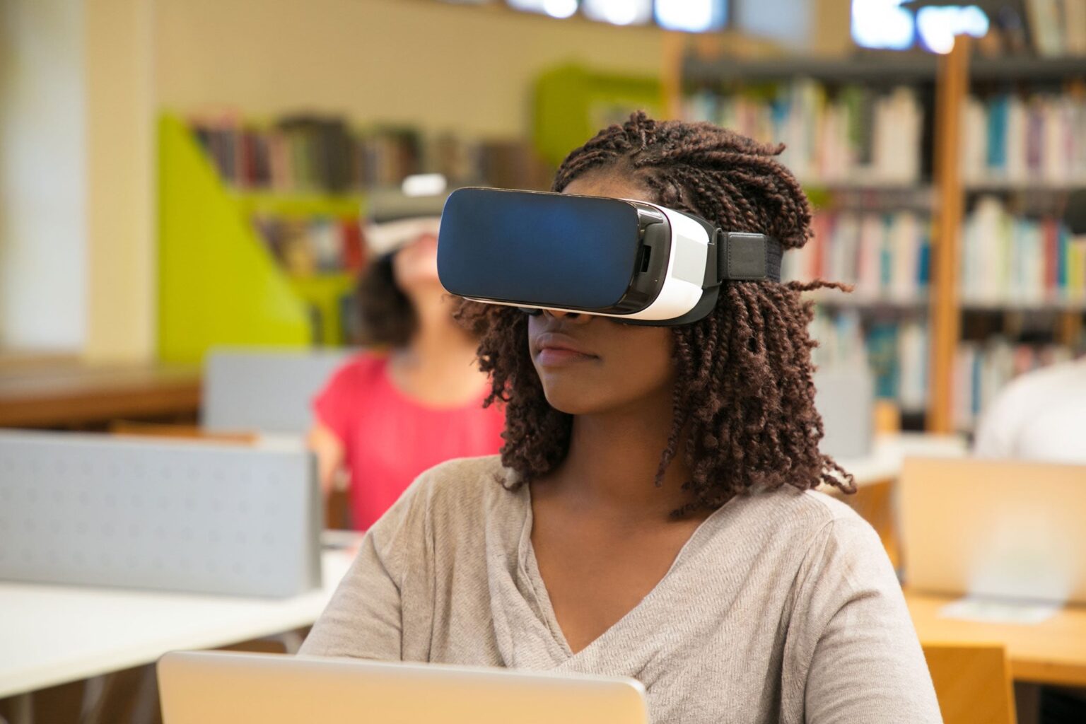 Virtual reality game improves knowledge acquisition for multilingual students in science classrooms