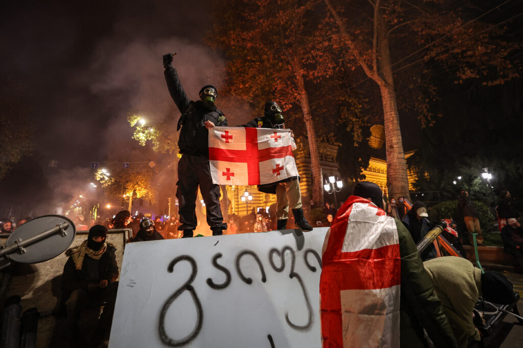 political crisis deepens, amid institutional tensions and street violence
