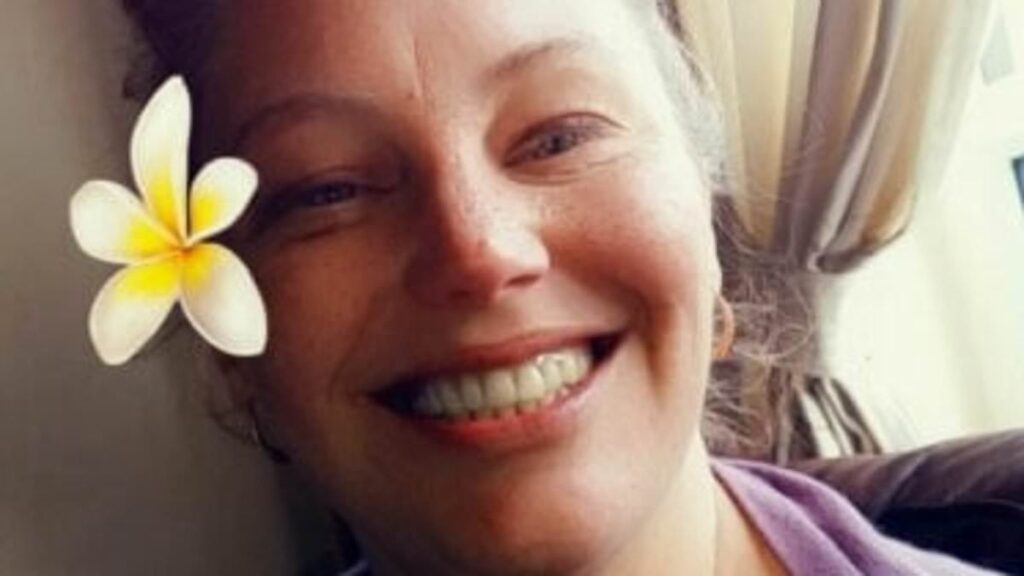 'Immature' woman, 40, who squeezed teenage boy's bottom and kissed him on the cheek during string of 'uncomfortable' encounters avoids jail | Daily Mail Online