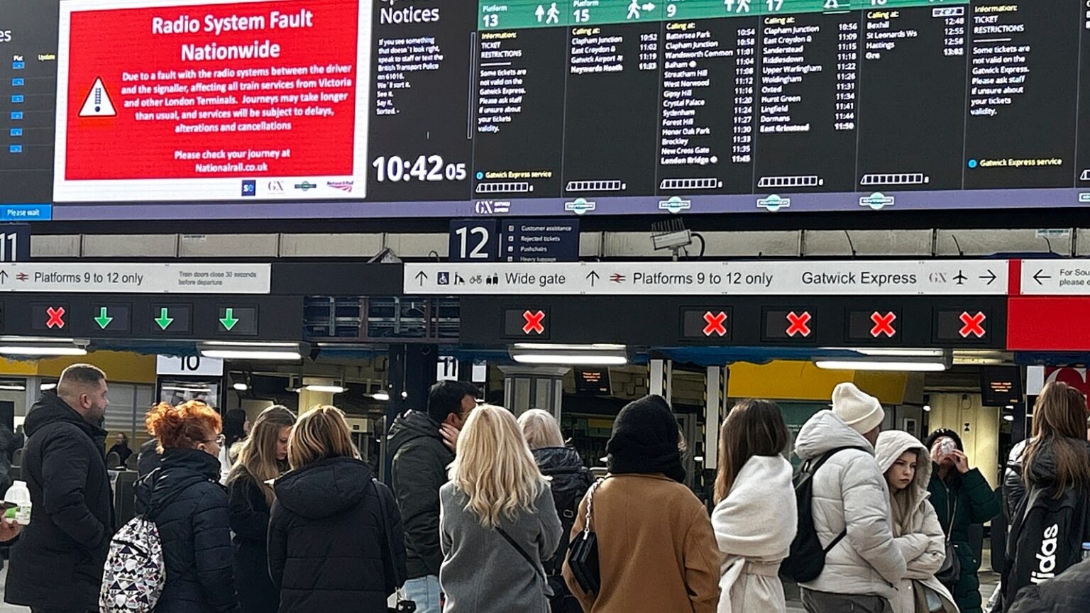 Radio system failure halts UK trains: Airports and major rail routes hit hard across Britain | Travel