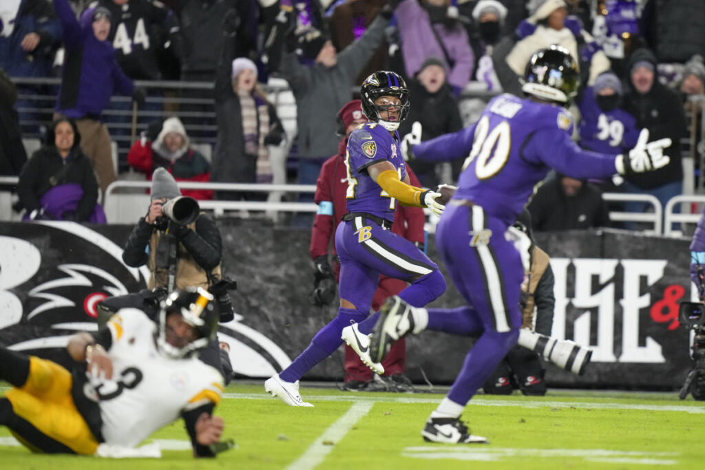 Steelers-Ravens: Baltimore clinches playoff berth and keeps Pittsburgh from winning AFC North crown Steelers-Ravens: Baltimore clinches playoff berth and keeps Pittsburgh from winning AFC North crown
