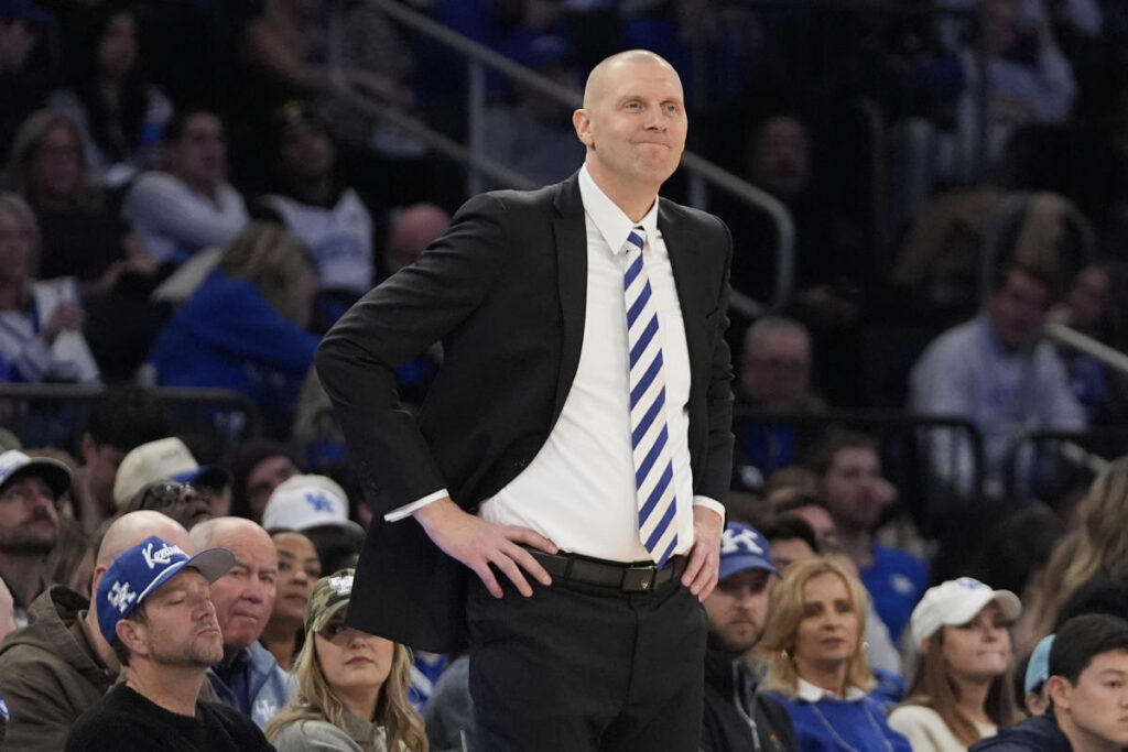 Men’s basketball AP poll: Kentucky falls flat in brutal loss, Oklahoma keeps surging ahead of SEC play Men's basketball AP poll: Kentucky falls flat in brutal loss, Oklahoma keeps surging ahead of SEC play