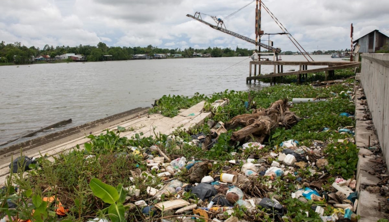 The struggle against plastic choking the Mekong | NEWS