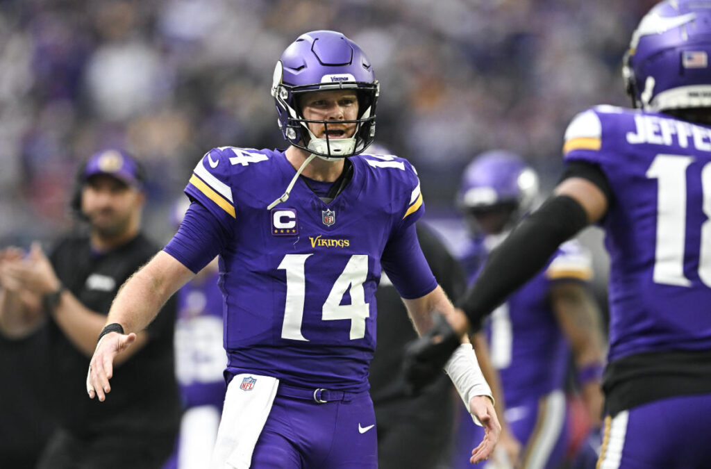 'Monday Night Football' scores, live updates: Vikings host Bears, Raiders host Falcons in doubleheader