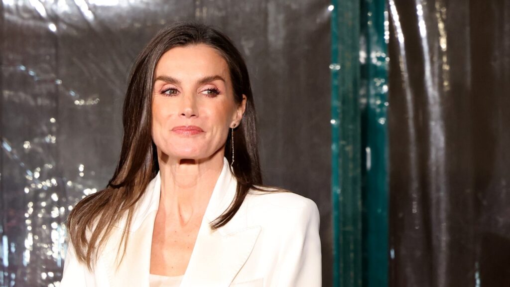 Queen Letizia of Spain Puts a Royal Twist on Holiday Season Dressing Queen Letizia of Spain Puts a Royal Twist on Holiday Season Dressing