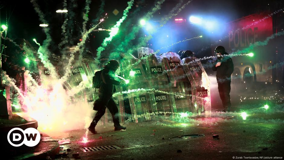 Police arrest scores amid ongoing pro-EU protests – DW – 11/30/2024